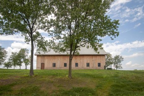 timber-frame-gambrel-barn-exterior
