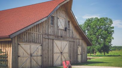 timber-frame-post-and-beam-barn-exterior
