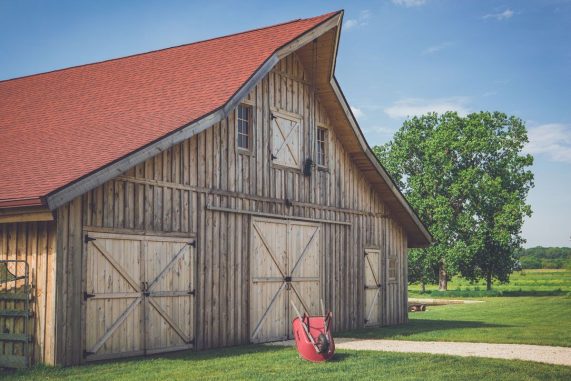 timber-frame-post-and-beam-barn-exterior