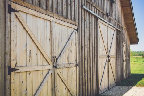 timber-frame-barn-with-barn-doors