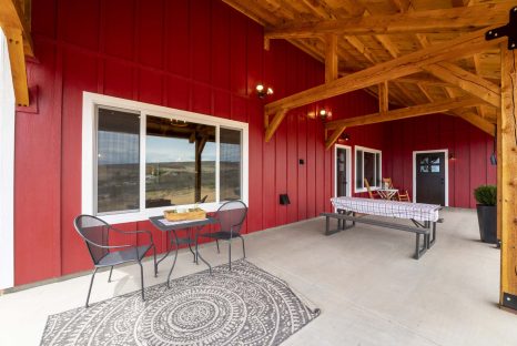post-and-beam-barn-home-patio