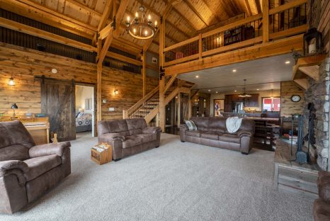 timber-frame-great-room-with-vaulted-ceilings