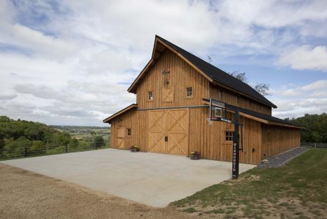 timber-frame-raised-center-barn-exterior