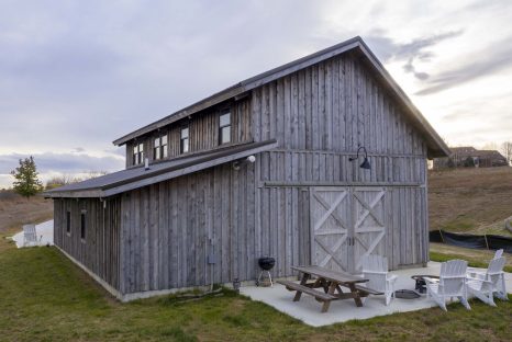 timber-frame-barn-with-back-patio
