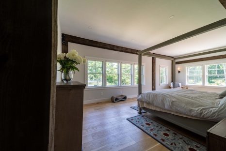 timber-bedroom-colonial