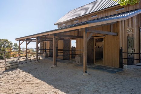stalls-horse-barn-kit-exterior
