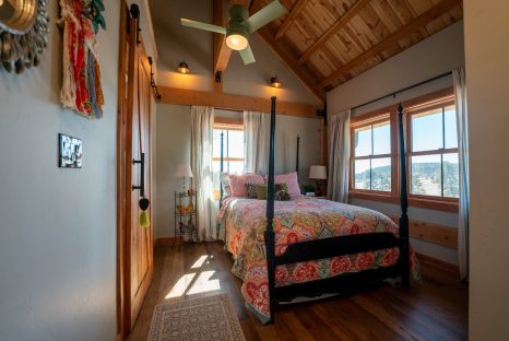 bedroom-high-ceiling-timber-frame