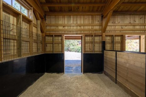 horse-stall-post-and-beam-barn