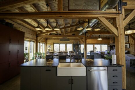 barn-home-kitchen-beams