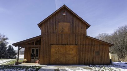 timber-barn-raised-center