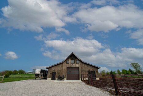 exterior-horse-hobby-barn-kit