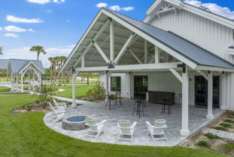 outdoor-reception-area-post-and-beam