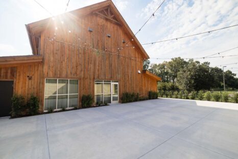 classic-post-and-beam-wedding-venue