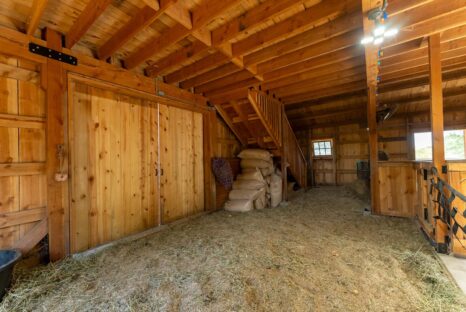 Prefab-horse-barn