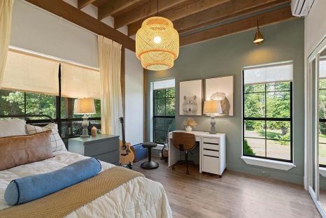 wood-beam-bedroom-ceiling