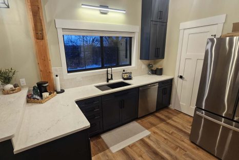 modern-cabin-kitchen