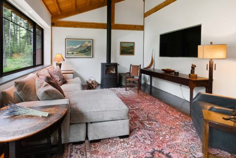 timber-barndominium-home-living-room