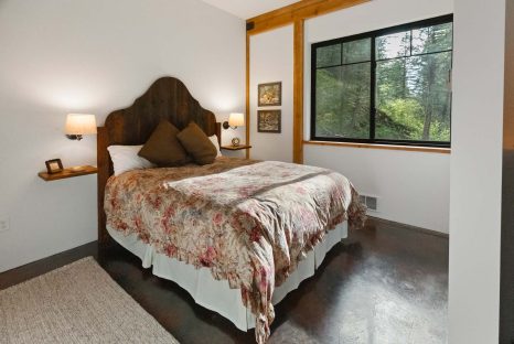 wood-cabin-bedroom