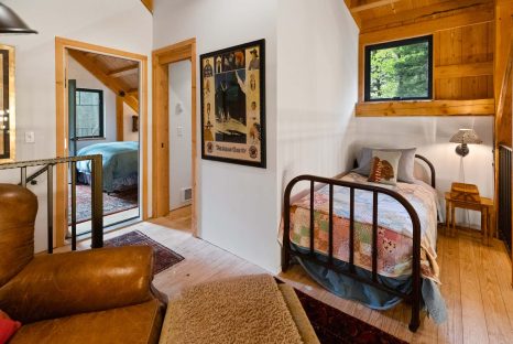 wood-cabin-kids-bedroom
